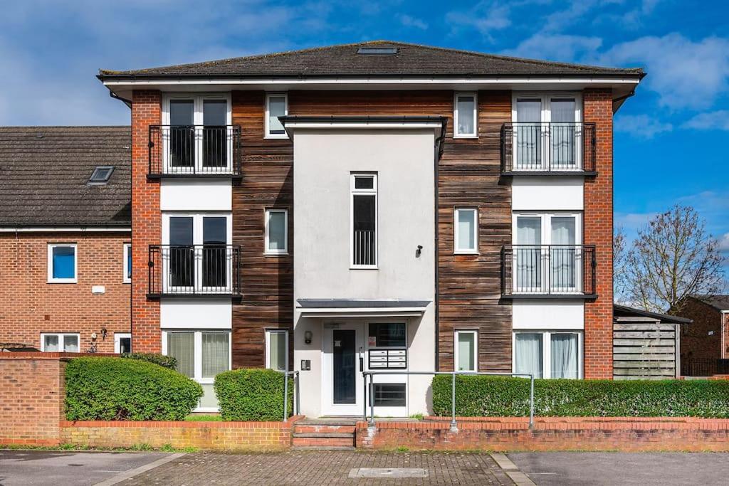 Reading 2-Bed Apartment & Parking Exterior photo