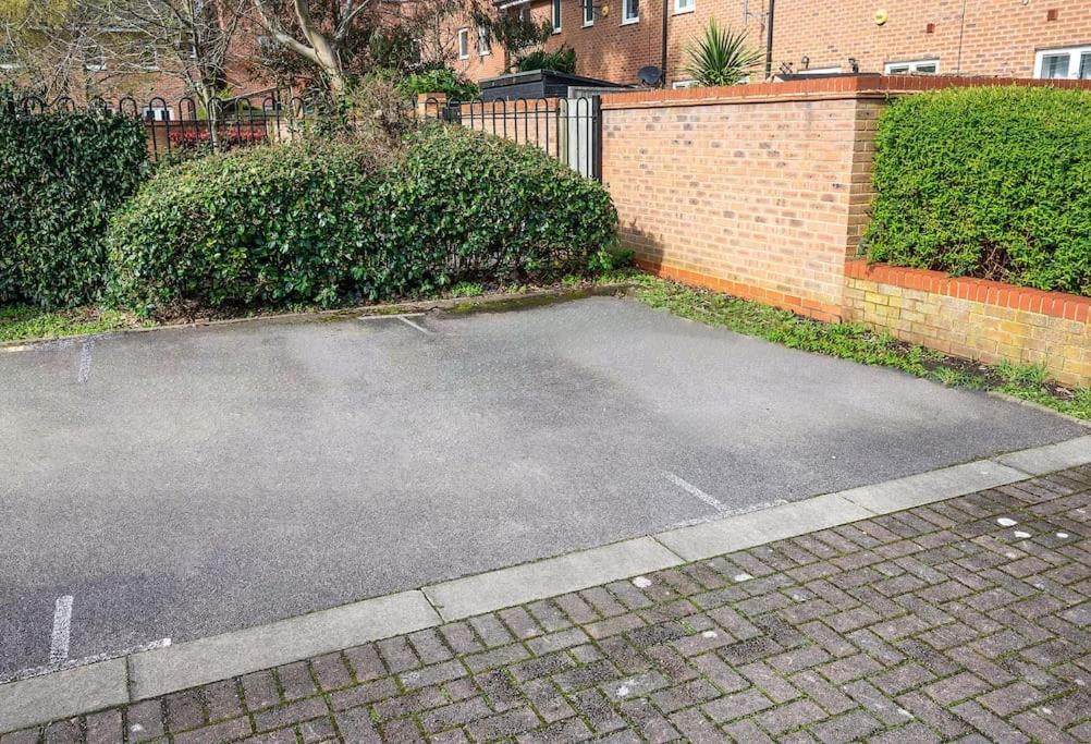 Reading 2-Bed Apartment & Parking Exterior photo